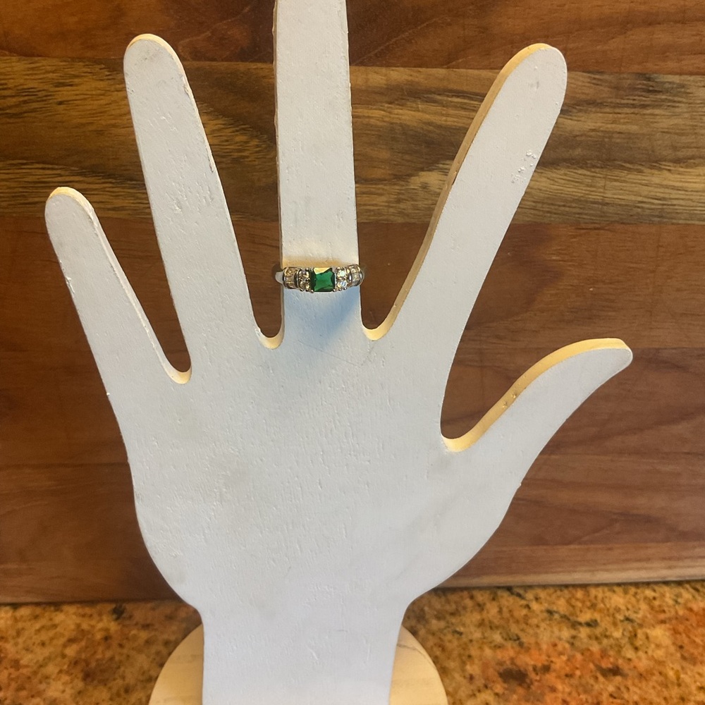 Emerald ring beautiful accent stones all securely set no missing gems size 7
